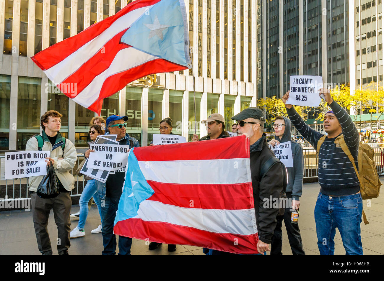 New York, Vereinigte Staaten von Amerika. 18. November 2016. Die Aktivistengruppe Vereinigten gegen Promesa in New York organisiert einen Protest außerhalb des Büros von Donald Trump Lieblings Hedgefonds Anhänger John Paulson. Paulson ist vielleicht am besten bekannt für haben Wette gegen die US-Subprime-Markt im Jahr 2007 etwa $ 4 Milliarden. In den vergangenen Jahren haben Paulson und andere Hedge-Fonds-Investoren bereitgestellt ein intensiver Lobbyarbeit um sicherzustellen, dass die Schulden, die Puerto Rico ihre Hedgefonds zu verdanken wurden zunächst in der Linie für vollständige Rückzahlung. Bildnachweis: Erik McGregor/Pacific Press/Alamy Live-Nachrichten Stockfoto