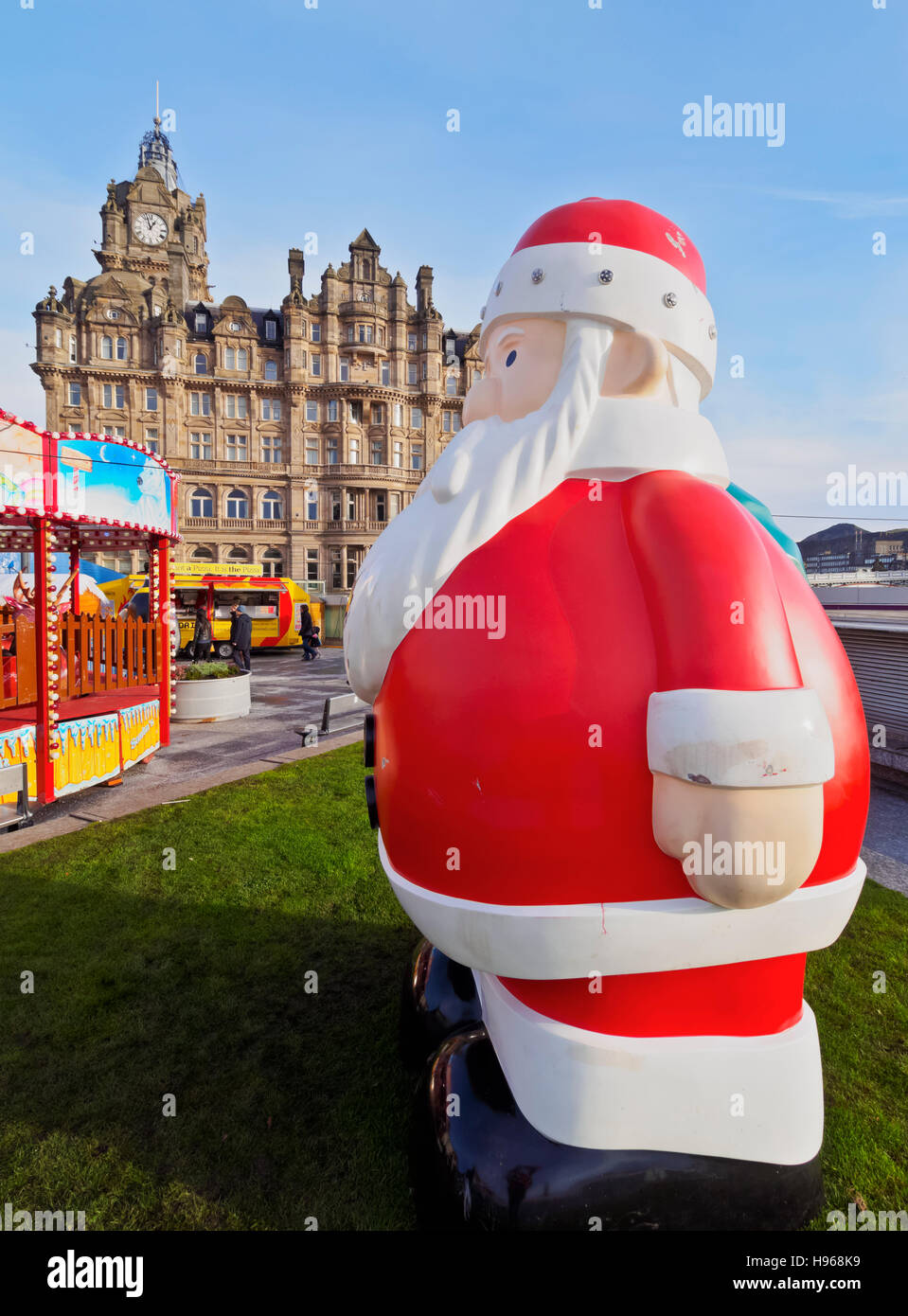 Großbritannien, Schottland, Lothian, Edinburgh, Weihnachtsmarkt und das Balmoral Hotel an der Princes Street. Stockfoto