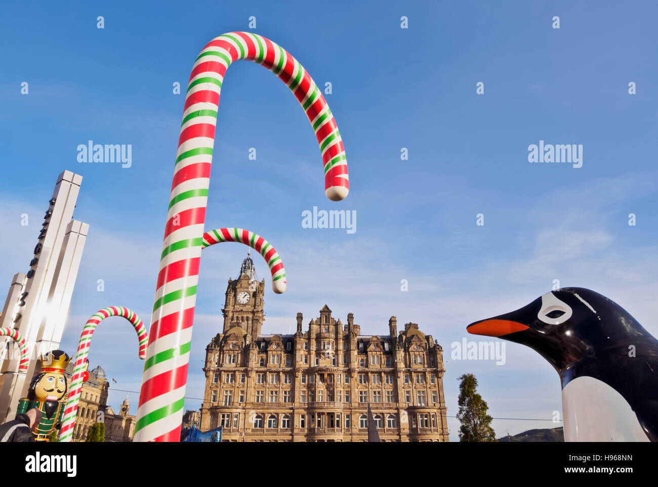 Großbritannien, Schottland, Lothian, Edinburgh, Weihnachtsmarkt und das Balmoral Hotel an der Princes Street. Stockfoto