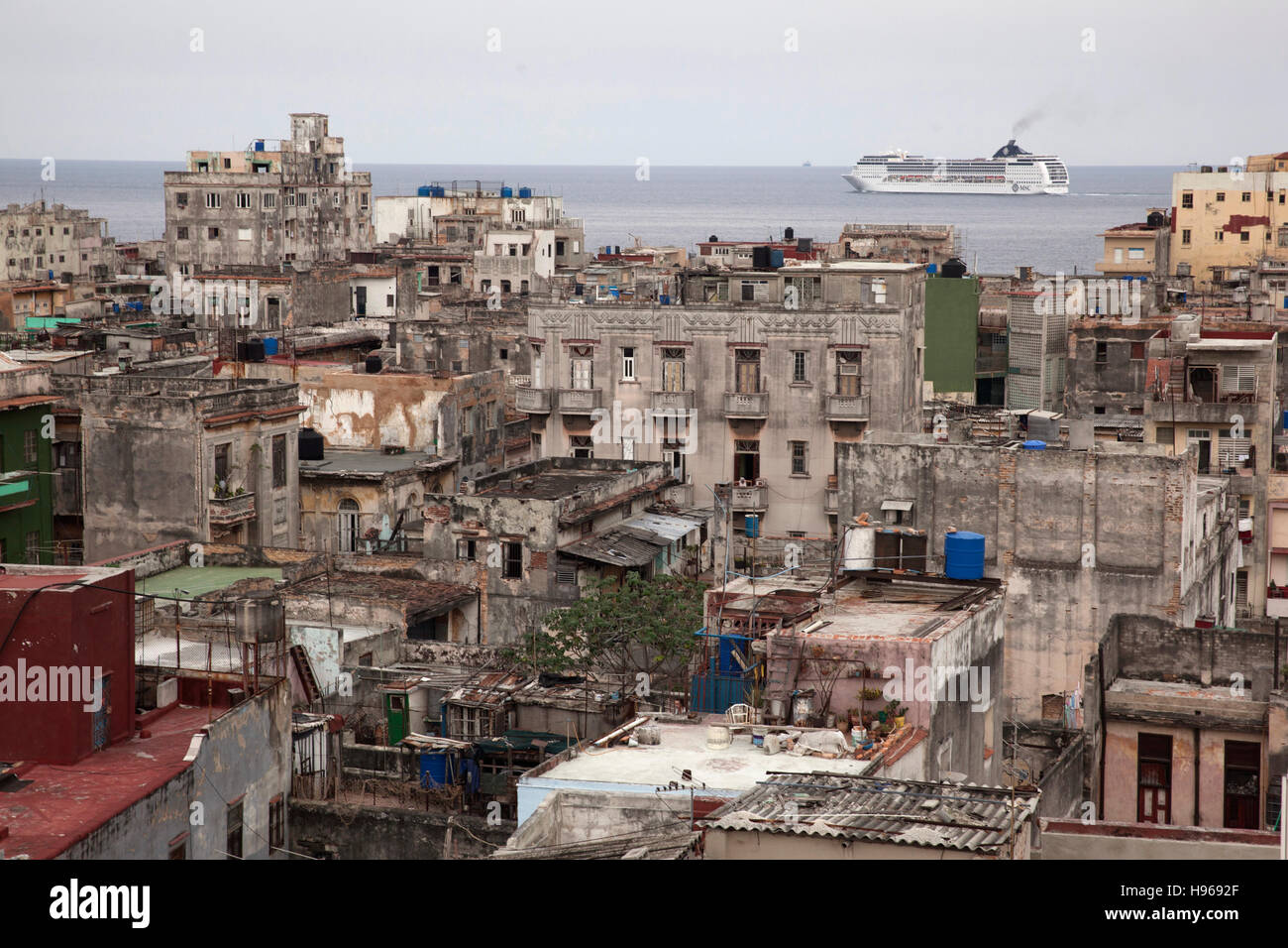 Landschaft des Quartier Centro Habana in Havanna, Kuba, mit einer Kreuzfahrt Schiff verlassen der Stadt im Hintergrund. Stockfoto