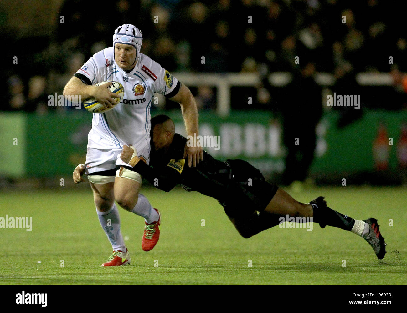 Newcastle Falcons Marcus Watson packt Exeter Thomas Waldrom während des Spiels der Aviva Premiership in Kingston Park, Newcastle Upon Tyne. Stockfoto