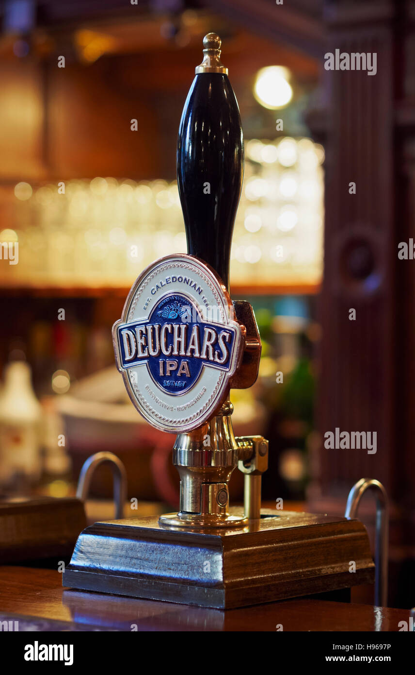 Großbritannien, Schottland, Lothian, Edinburgh, Großaufnahme der Caledonian Deuchars IPA Pale Ale-Pumpe in der Bennets Bar. Stockfoto