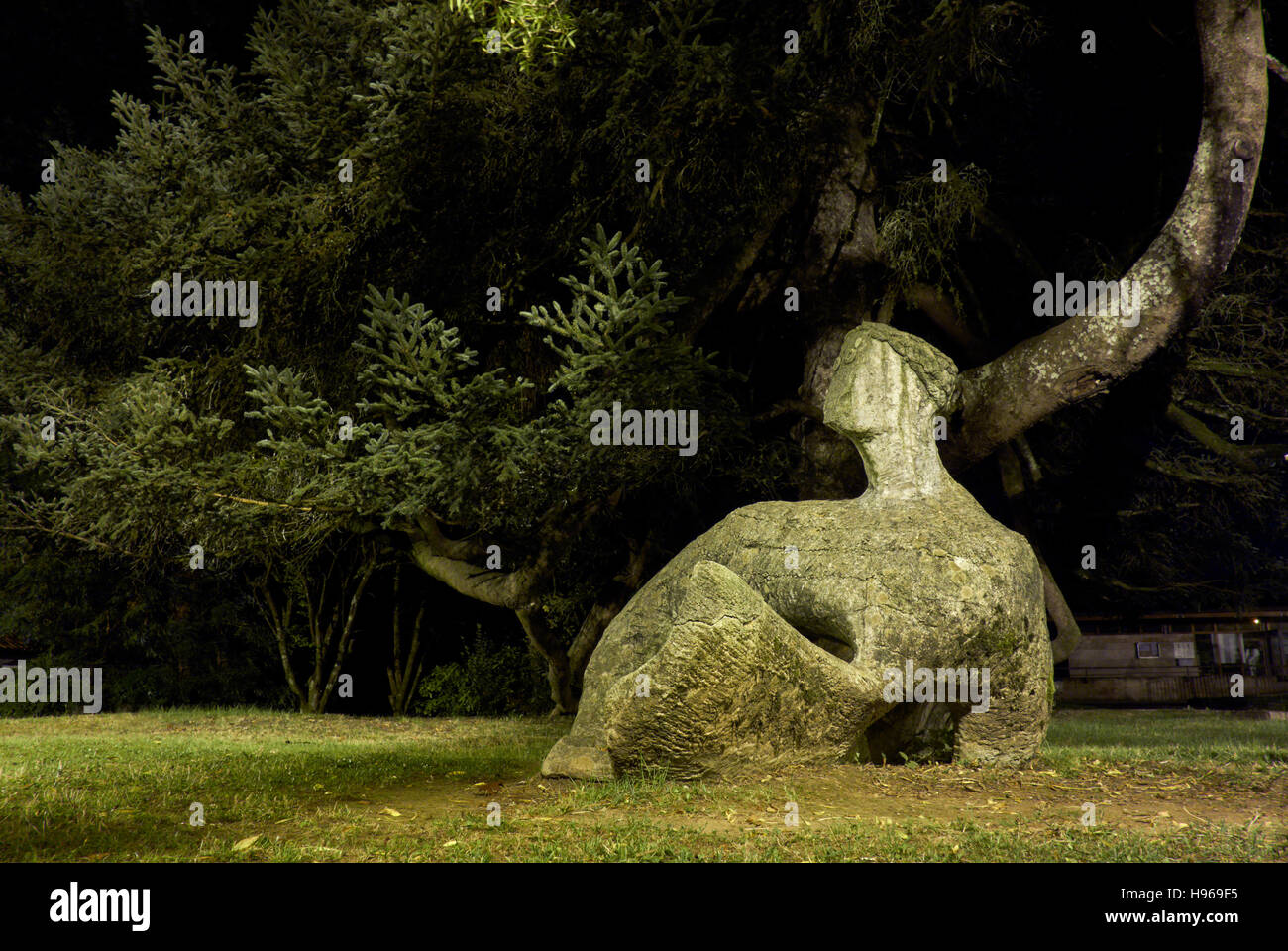 "Lamia", baskische mythologischen Charakter, außerhalb der Botanische Garten des Naturparks Bertiz. Navarra, Baskenland. Spanien Stockfoto