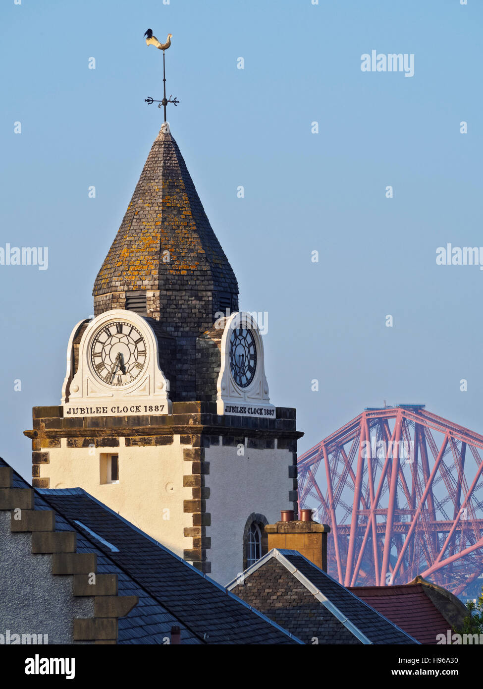 UK, Schottland, Lothian, Edinburgh Bereich Queensferry, Blick auf die Jubiläums-Uhr und die Forth Bridge. Stockfoto