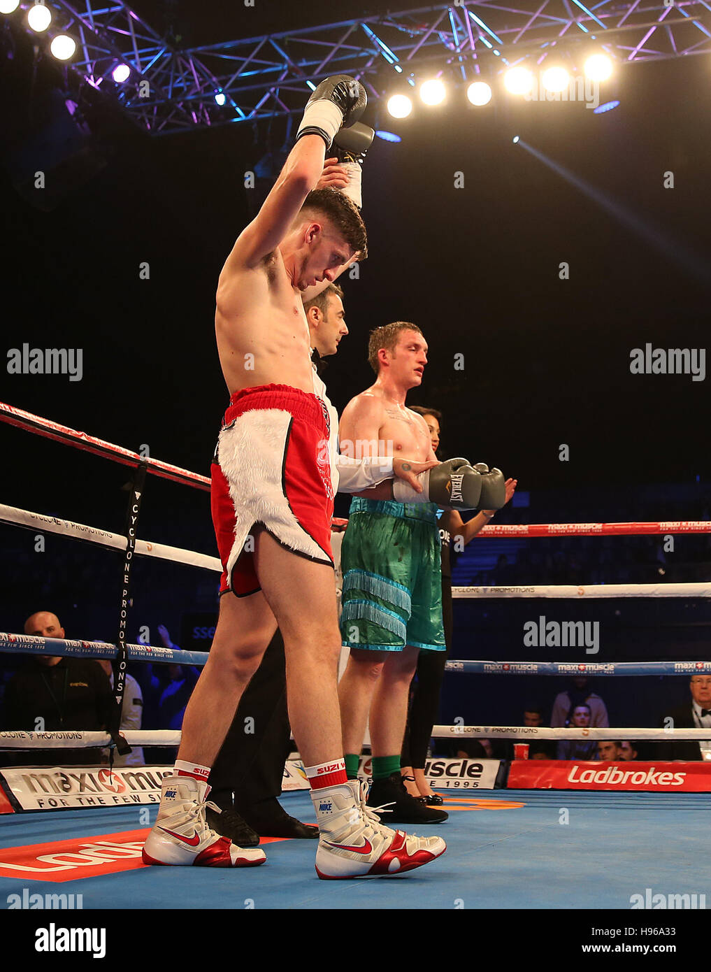 Daniel Keenan feiert den Sieg gegen Edward French in der Wembley SSE Arena in London. DRÜCKEN SIE VERBANDSFOTO. Bilddatum: Freitag, 18. November 2016. Siehe PA Story Boxing London. Bildnachweis sollte lauten: Steven Paston/PA Wire Stockfoto