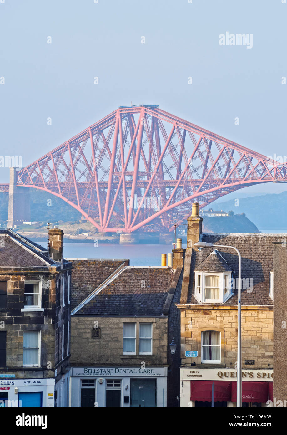 Großbritannien, Schottland, Lothian, Edinburgh Bereich, Queensferry, Blick auf die Forth Bridge. Stockfoto