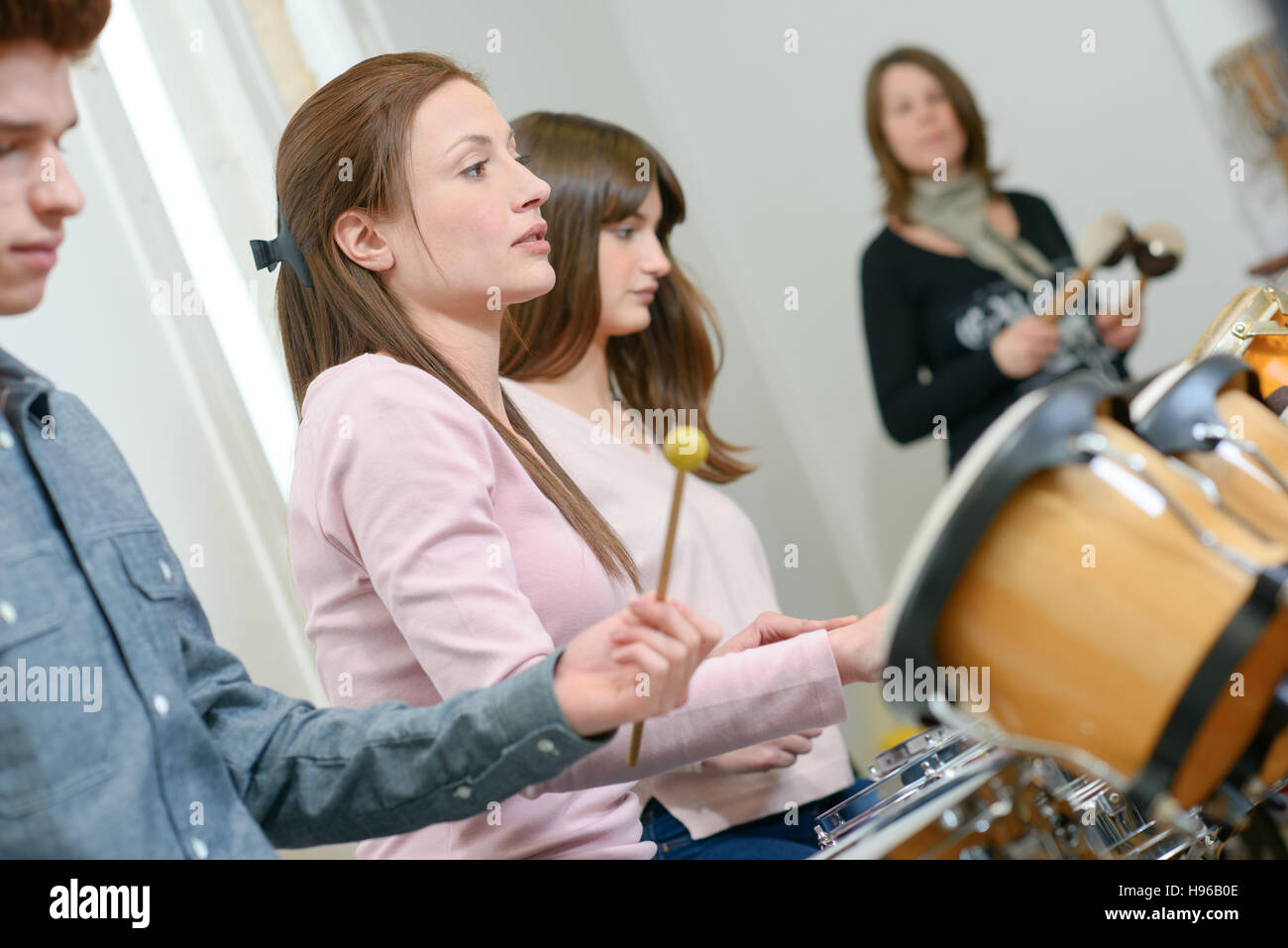 Gruppe von Schülern in einer Klasse Stockfoto