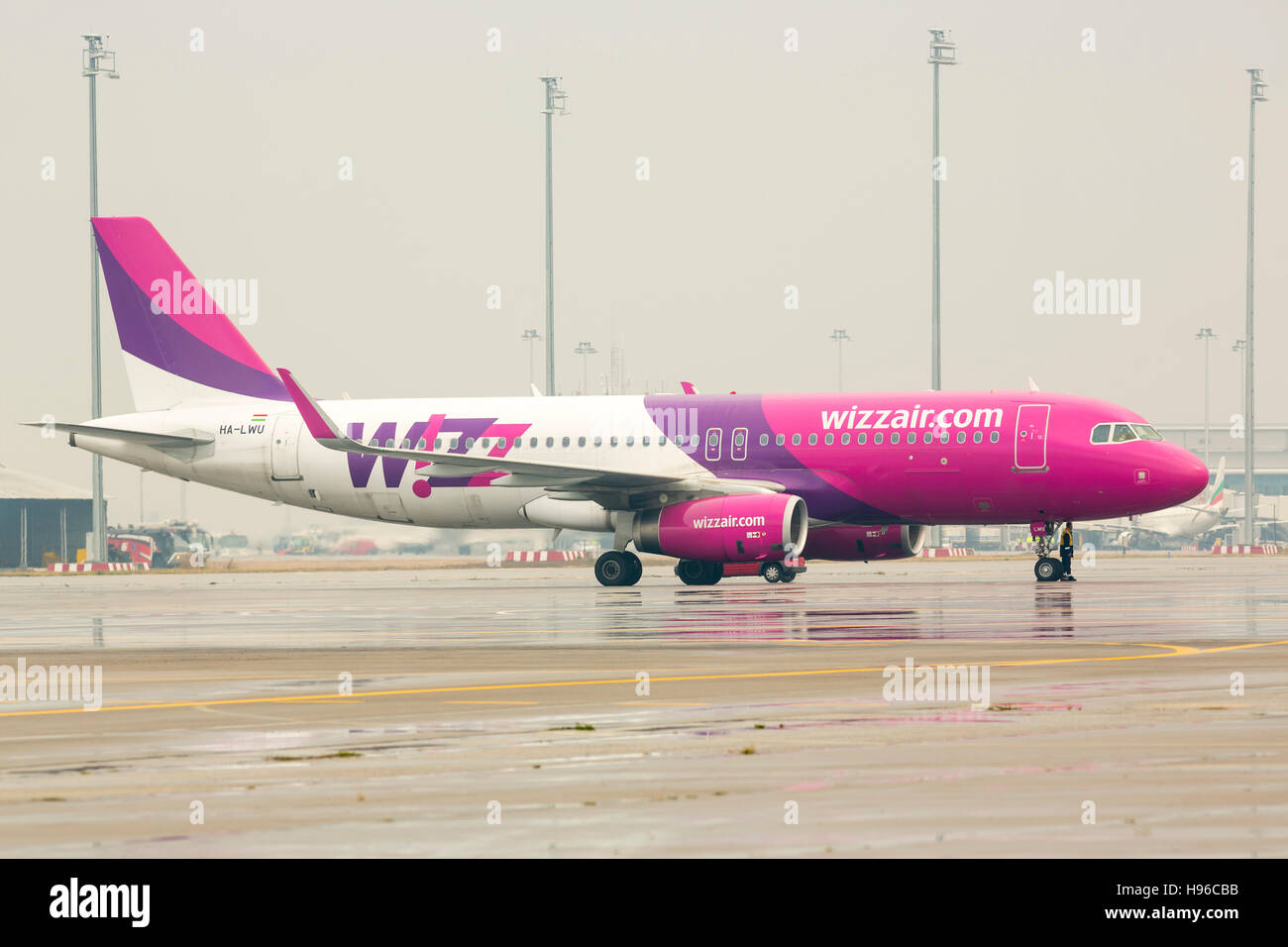 Sofia, Bulgarien - 16. Oktober 2016: Wizz Air Flugzeug auf der Landebahn nach der Landung am Flughafen. Stockfoto