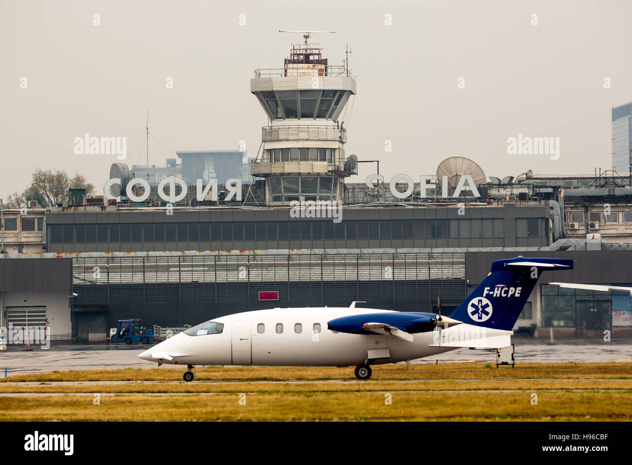 Sofia, Bulgarien - 16. Oktober 2016: Eine kleine private Propeller Flugzeug Sekunden vor dem Flug zu den Start-und Landebahn am Flughafen Sofia. Stockfoto