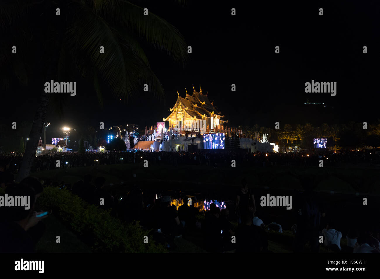 Chiang Mai, Thailand - 2. November 2016: Thai trauernden halten Kerzen und beten für die verstorbenen König Bhumibol Adulyadej am Royal Park Rajapruek, Chiang Mai, Stockfoto