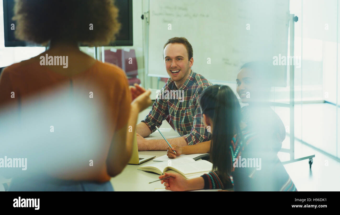 College-Studenten anhören von Professor im Klassenzimmer Stockfoto