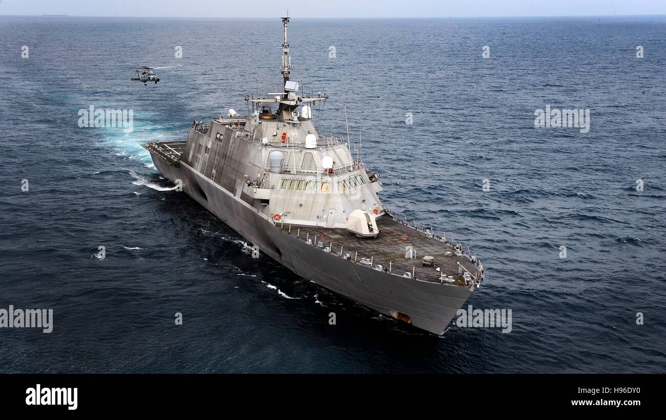 Ein Multi-mission MH-60R Seahawk-Hubschrauber bereitet, an Bord der USN Freedom-Klasse littoral Combat ship USS Freedom während im Gange 7. Juni 2011 im Pazifischen Ozean zu landen. Stockfoto