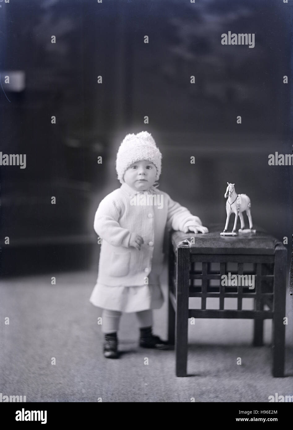 Antike 1900 Foto, Kleinkind Mädchen mit Pferd Spielzeug. QUELLE: ORIGINAL FOTONEGATIV. Stockfoto