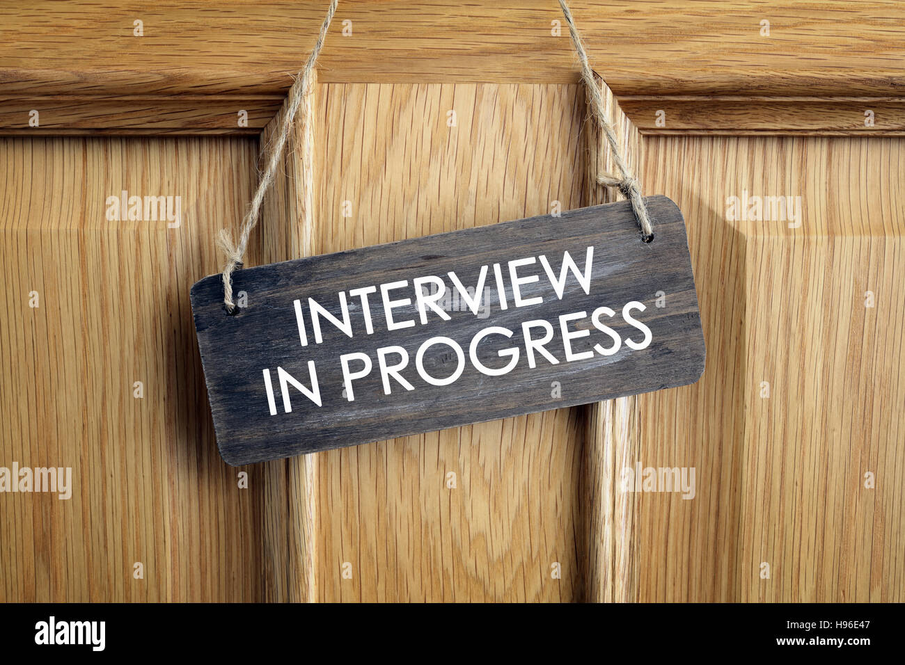 Interview-Raum-Tür-Konzept für Rekrutierung oder medizinischer Checkup mit einem Berater Stockfoto
