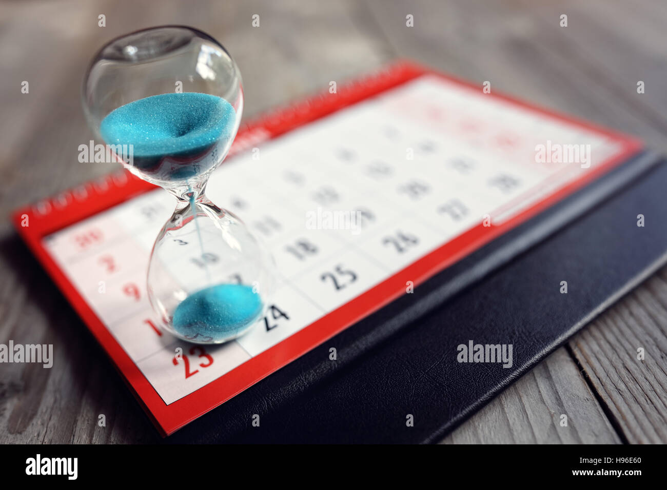 Sanduhr auf Kalender Stockfoto
