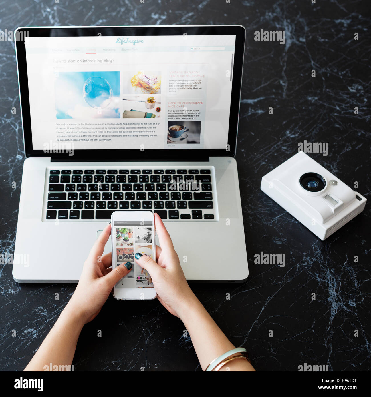 Internet-Technologie-Computer-Smartphone-Kamera-Konzept Stockfoto