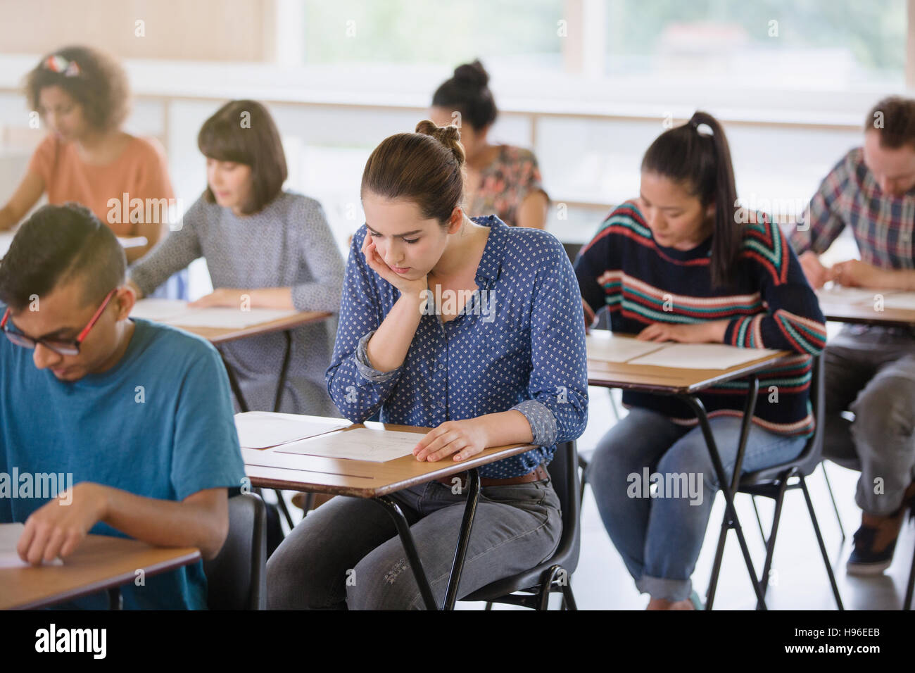College Studenten Die Am Schreibtisch Im Klassenzimmer Zu Testen