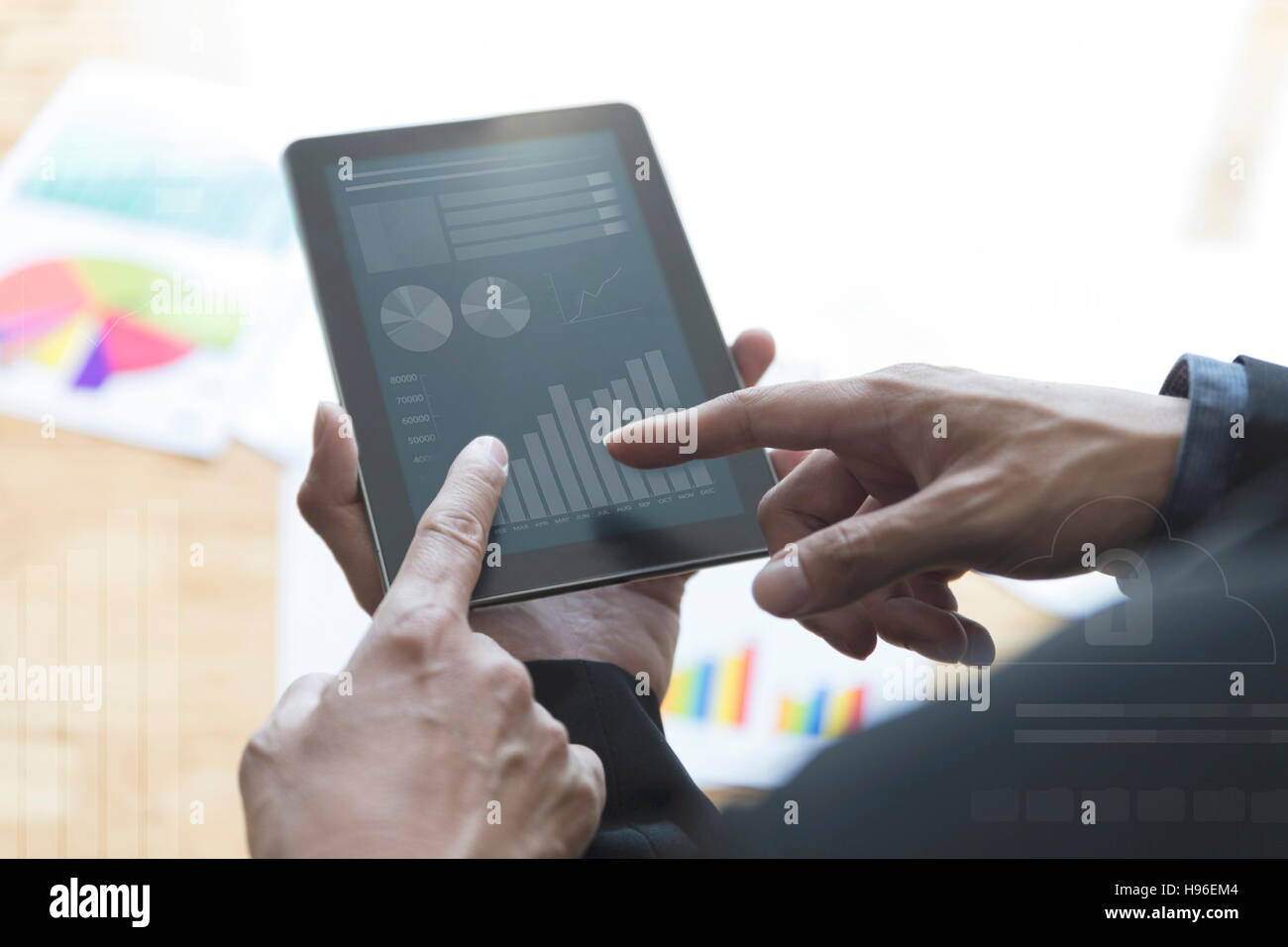 Unternehmer treffen, Analyse und Diskussion mit Tablet und Papierkram Dokument Stockfoto