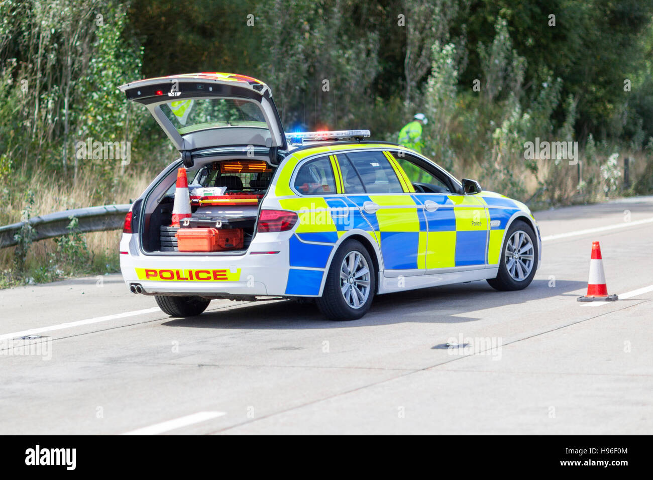 Britische Polizei-Auto in Großbritannien Autobahn Unfall oder Verbrechen-Szene Stockfoto