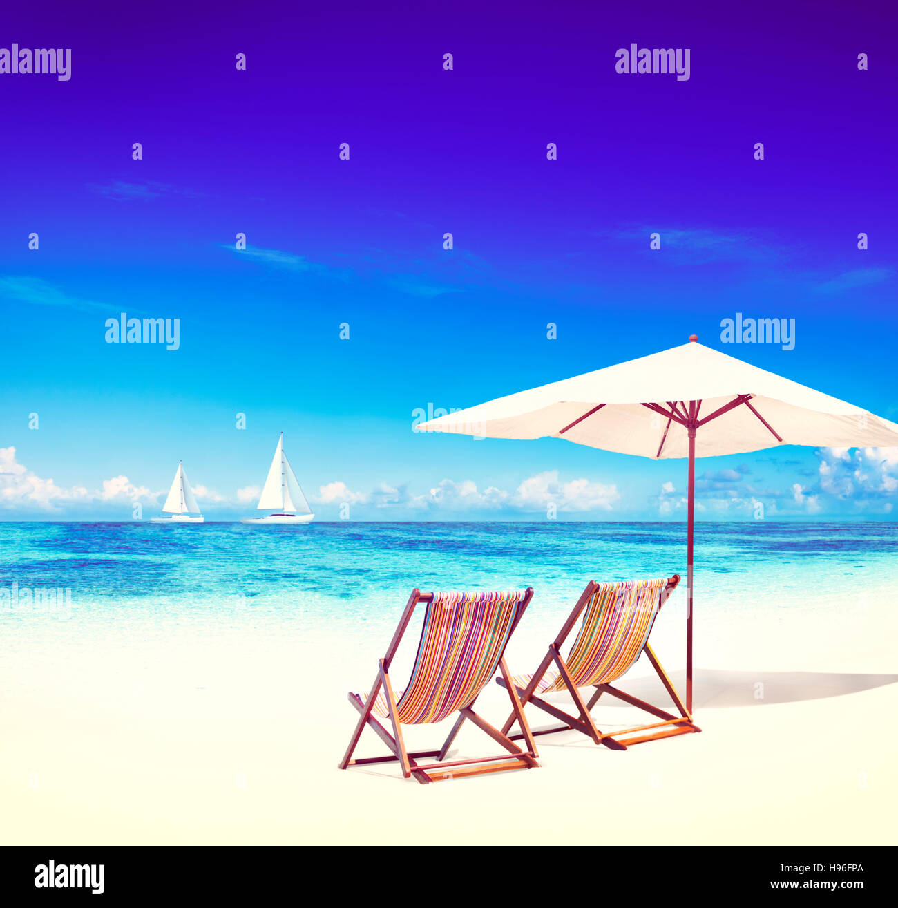 Liegestuhl auf dem Trapical-Strand-Meer-Konzept Stockfoto