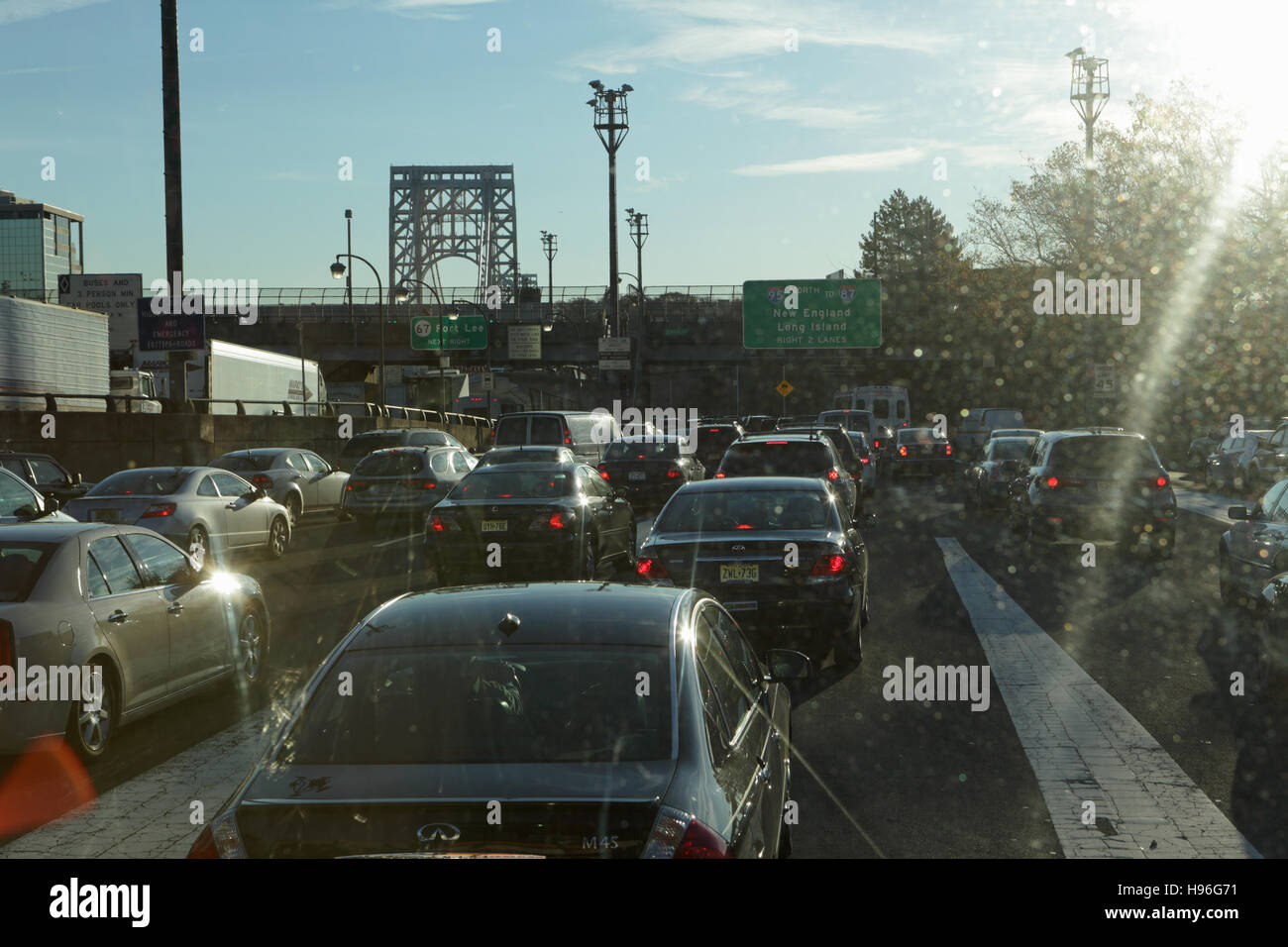 Morgen Feierabendverkehr aufgereiht auf den Eintrag Rampe bis zur George Washington Bridge auf der New Jersey, Fort Lee-Seite Stockfoto