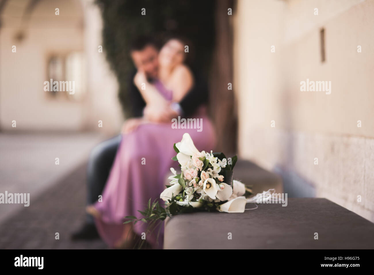 Hochzeit Blumen Bouquet mit Brautpaar auf Hintergrund Stockfotografie -  Alamy