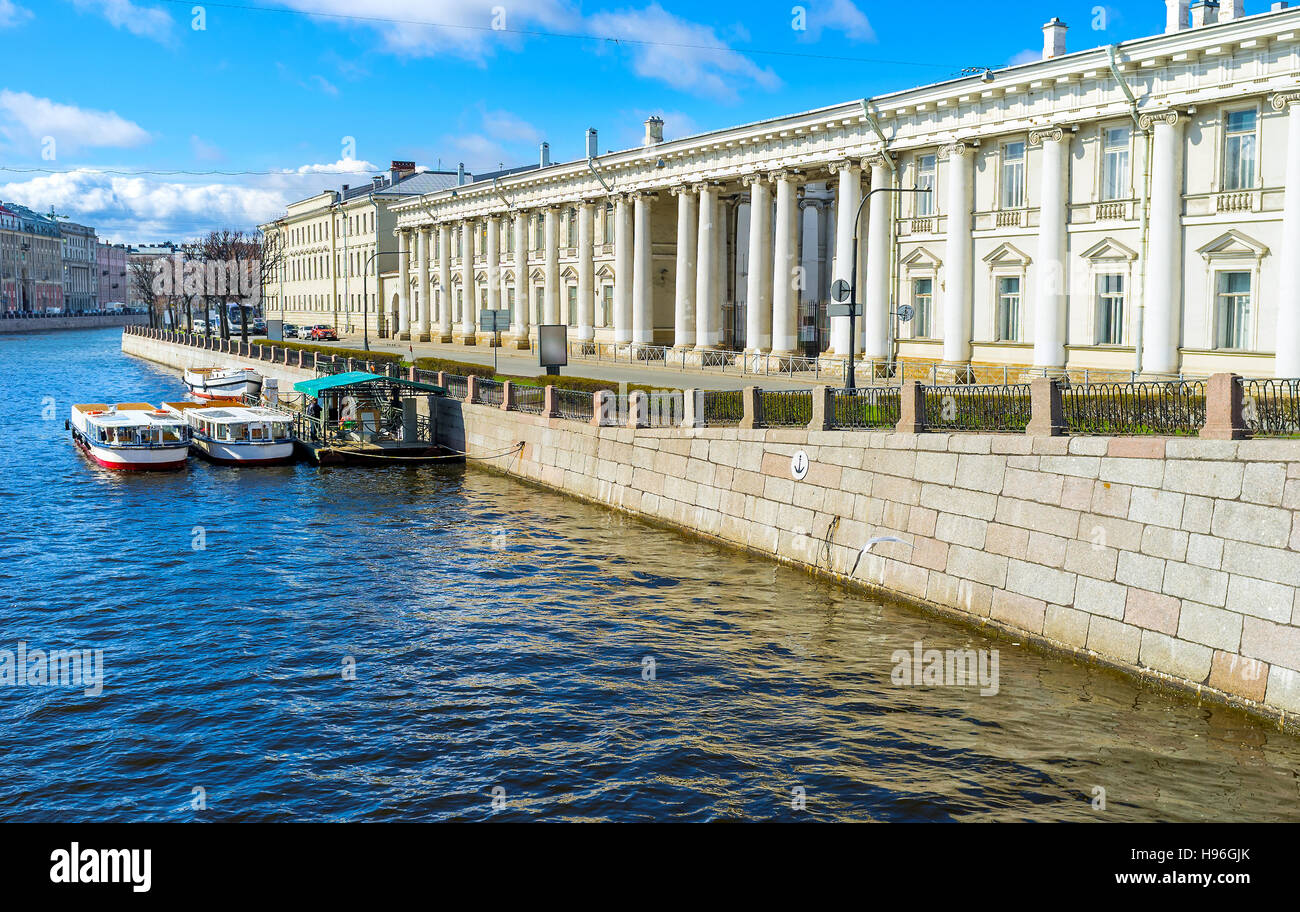 Der Stein Bahndamm der Fontanka Fluss mit der Seitenwand des Barock Anichkov Palast und der Bahnhof von Sportbooten, warten auf Touristen, St P Stockfoto