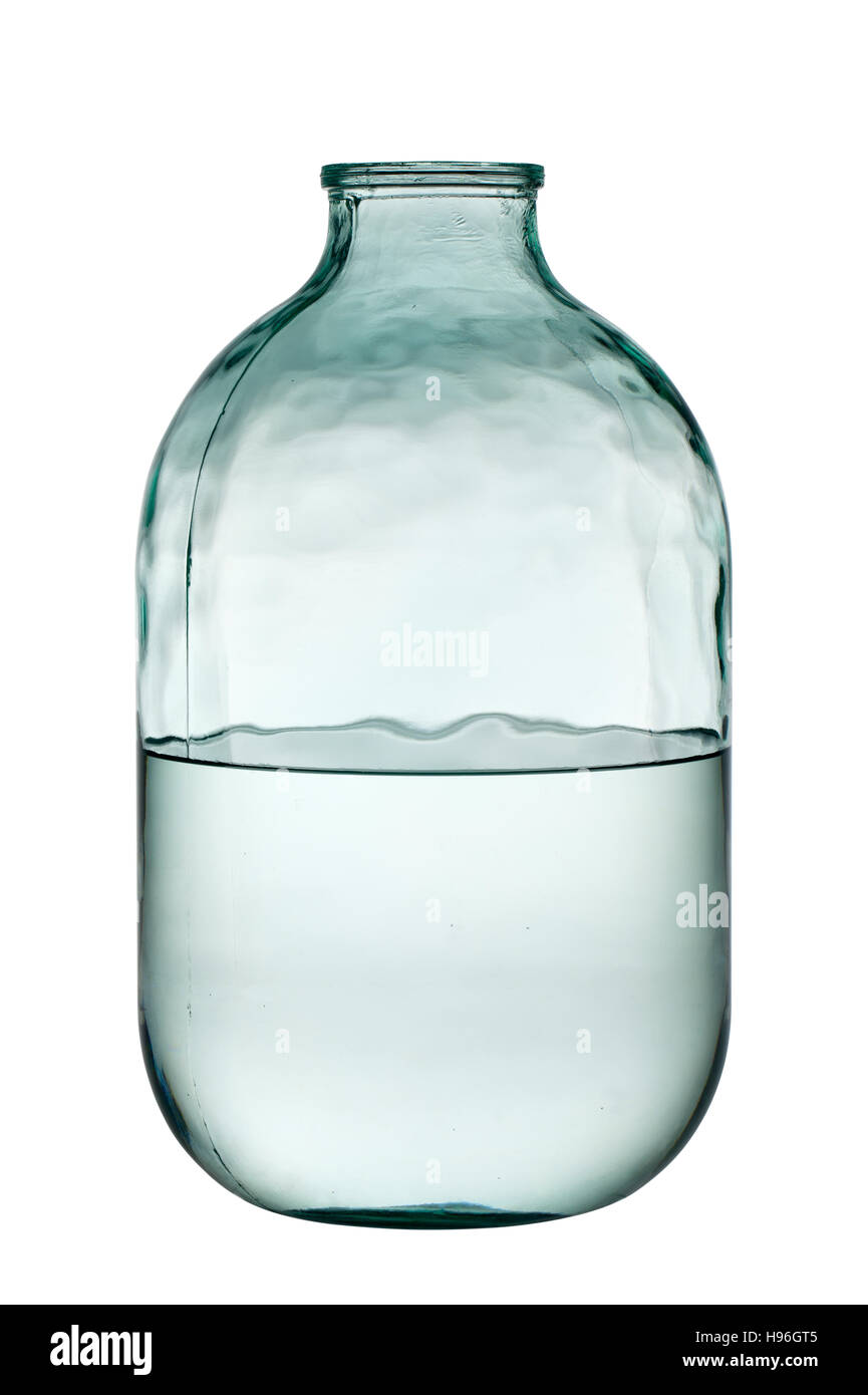 10-Liter-Glas mit Wasser isoliert auf weißem Hintergrund. Stockfoto
