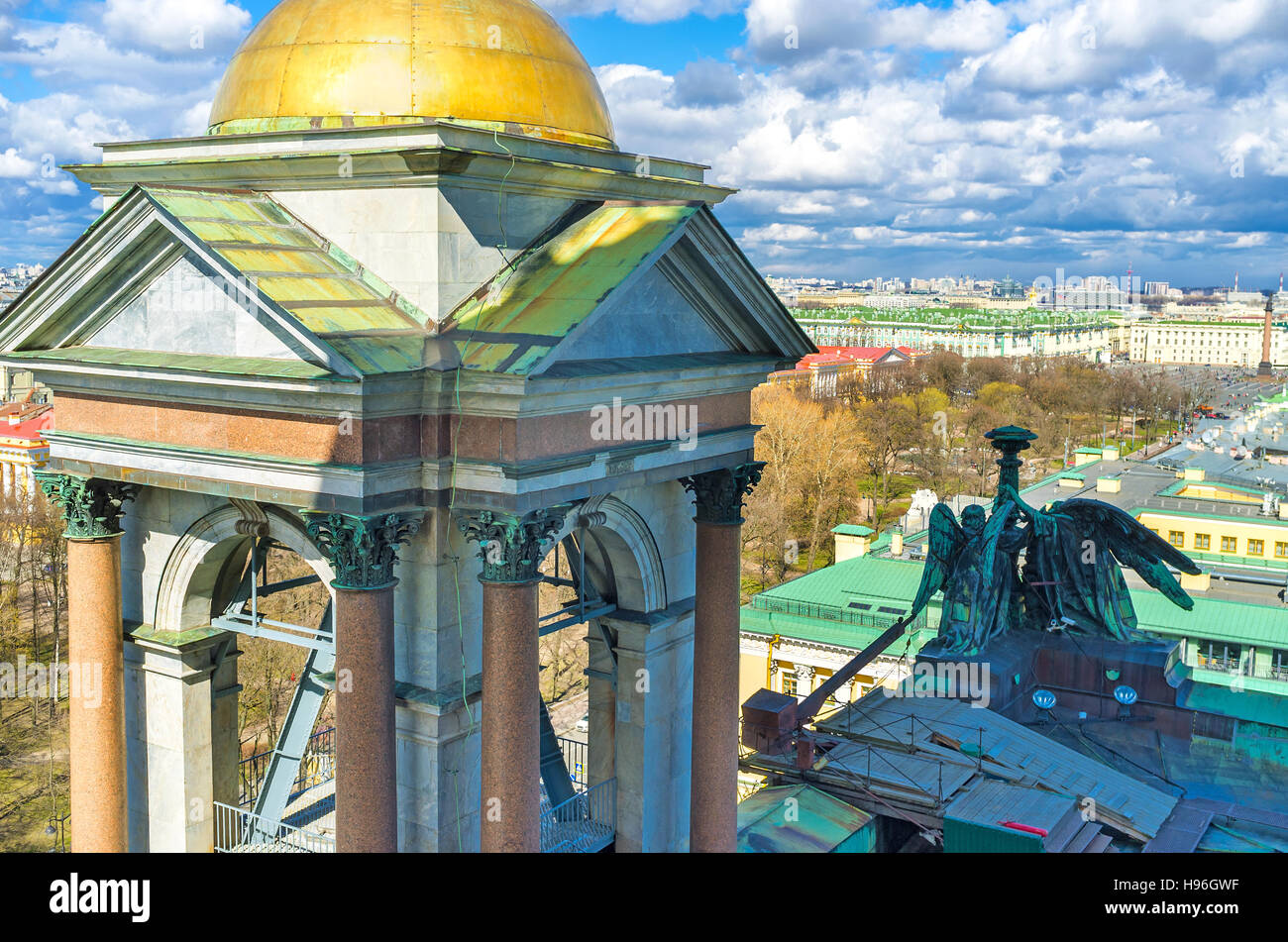Die steinernen Glocke Turm von St Isaacs Kathedrale geschmückt mit Granitsäulen mit Bronze Kapitellen und die goldene Kuppel leuchten hell in der Sonne, St Stockfoto
