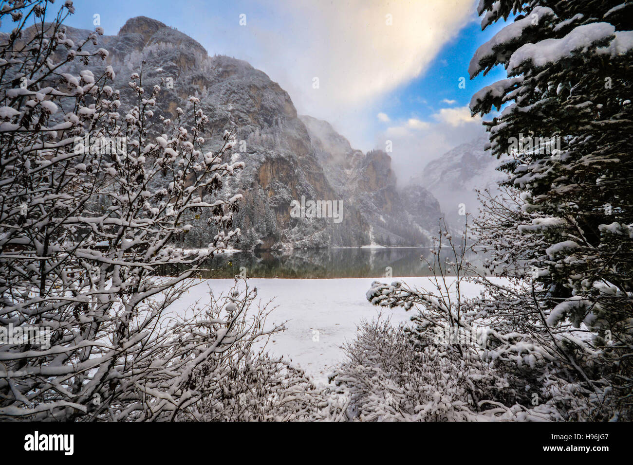 Schnee am Pragser Wildsee / Lago di Prags - Südtirol / Süd Tirol / Südtirol - Italien Stockfoto