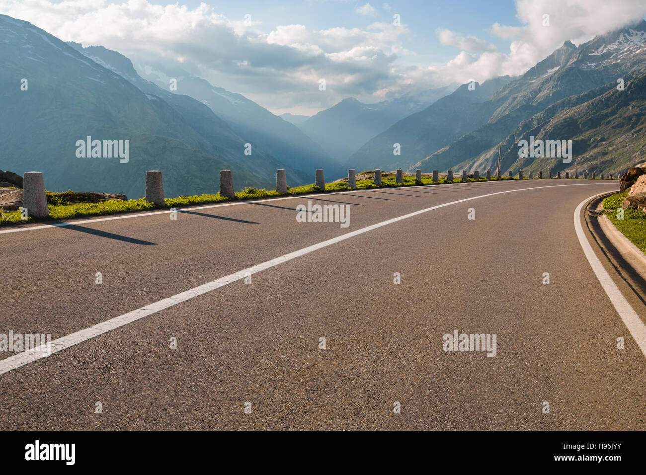 Zwei Fahrspuren Straße in Grimselpass, Alpen, Schweiz Stockfoto