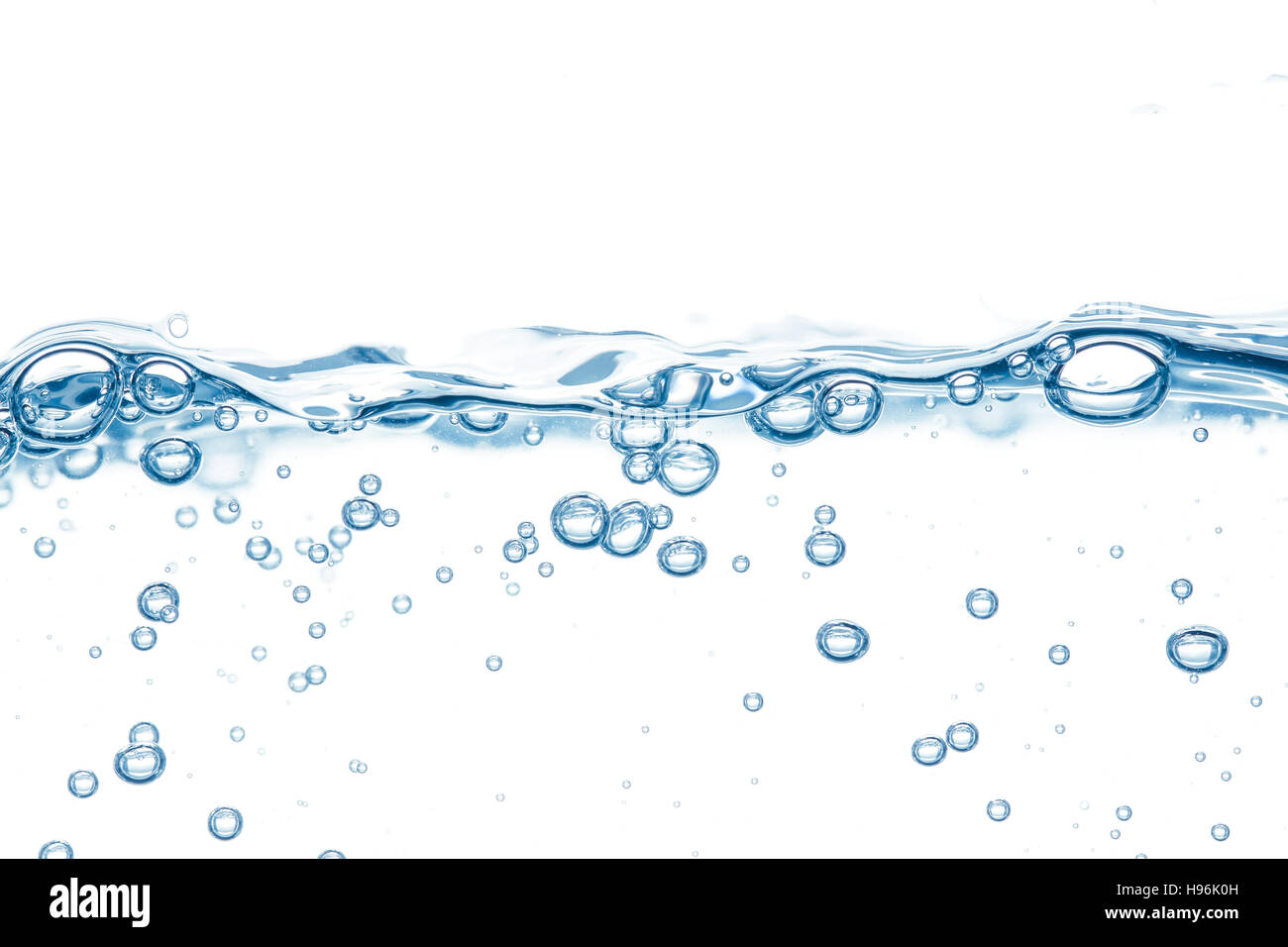 Blaue Wasseroberfläche regelmäßig Raum Blasen unter Stockfoto