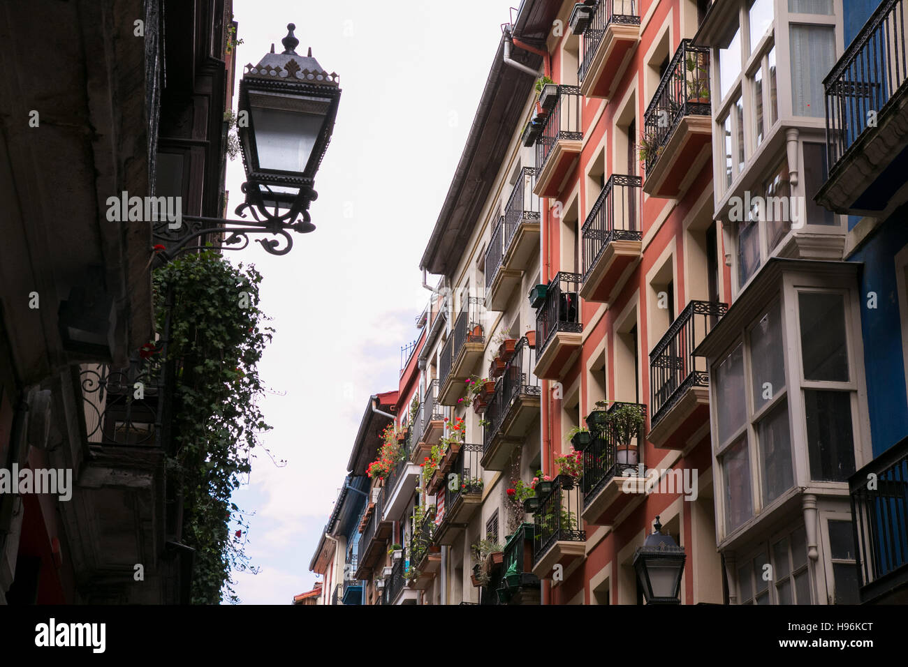Mehrfamilienhäuser in Bilbao, Spanien. Stockfoto