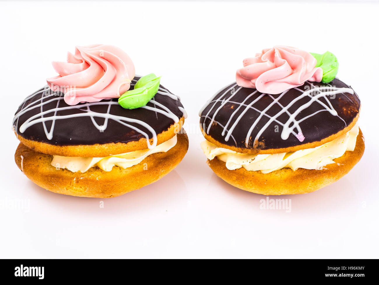 Bunte Kekse Kuchen Busch mit Sahnehäubchen und Creme-Füllung. Studio Photo Stockfoto