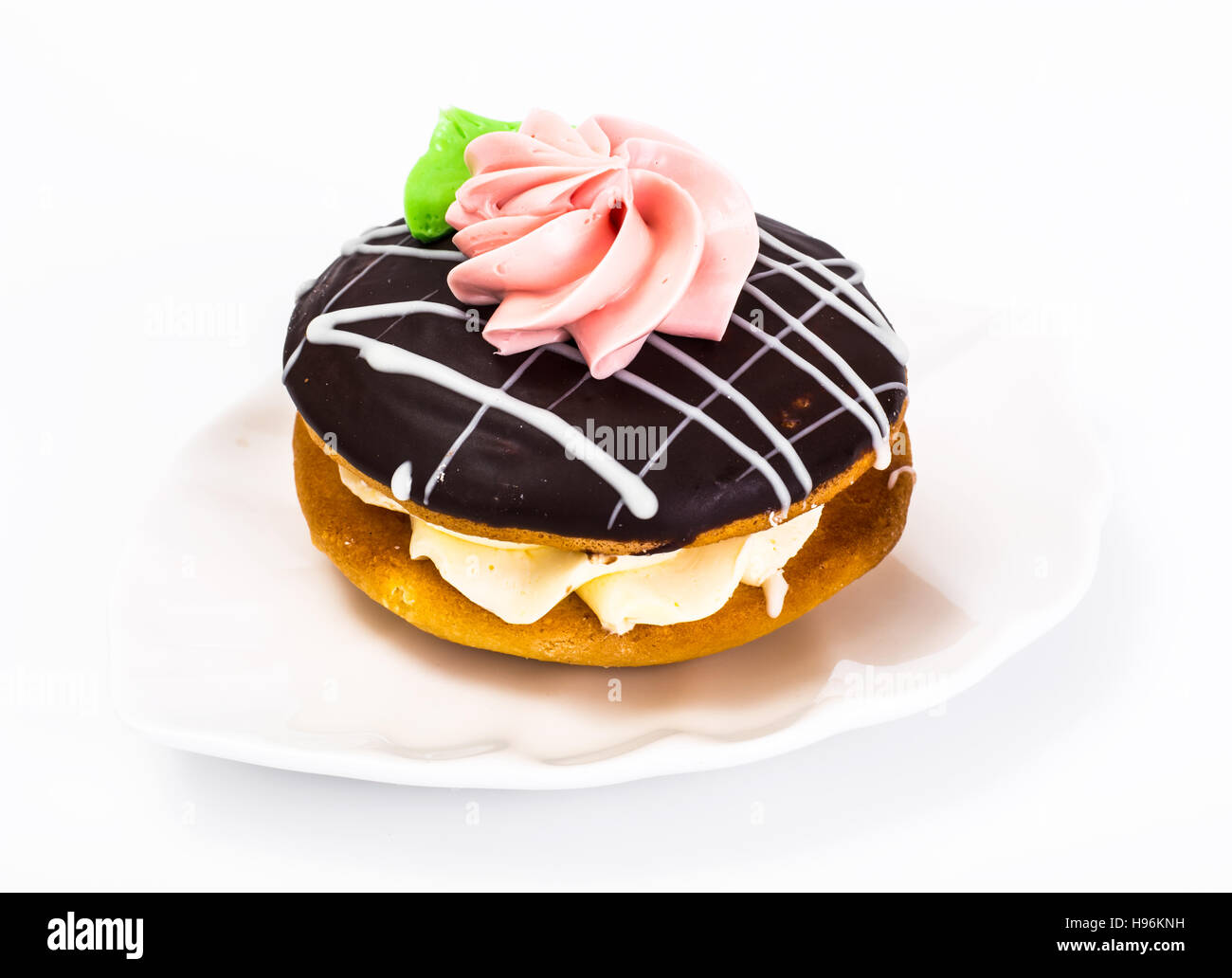 Bunte Kekse Kuchen Busch mit Sahnehäubchen und Creme-Füllung. Studio Photo Stockfoto