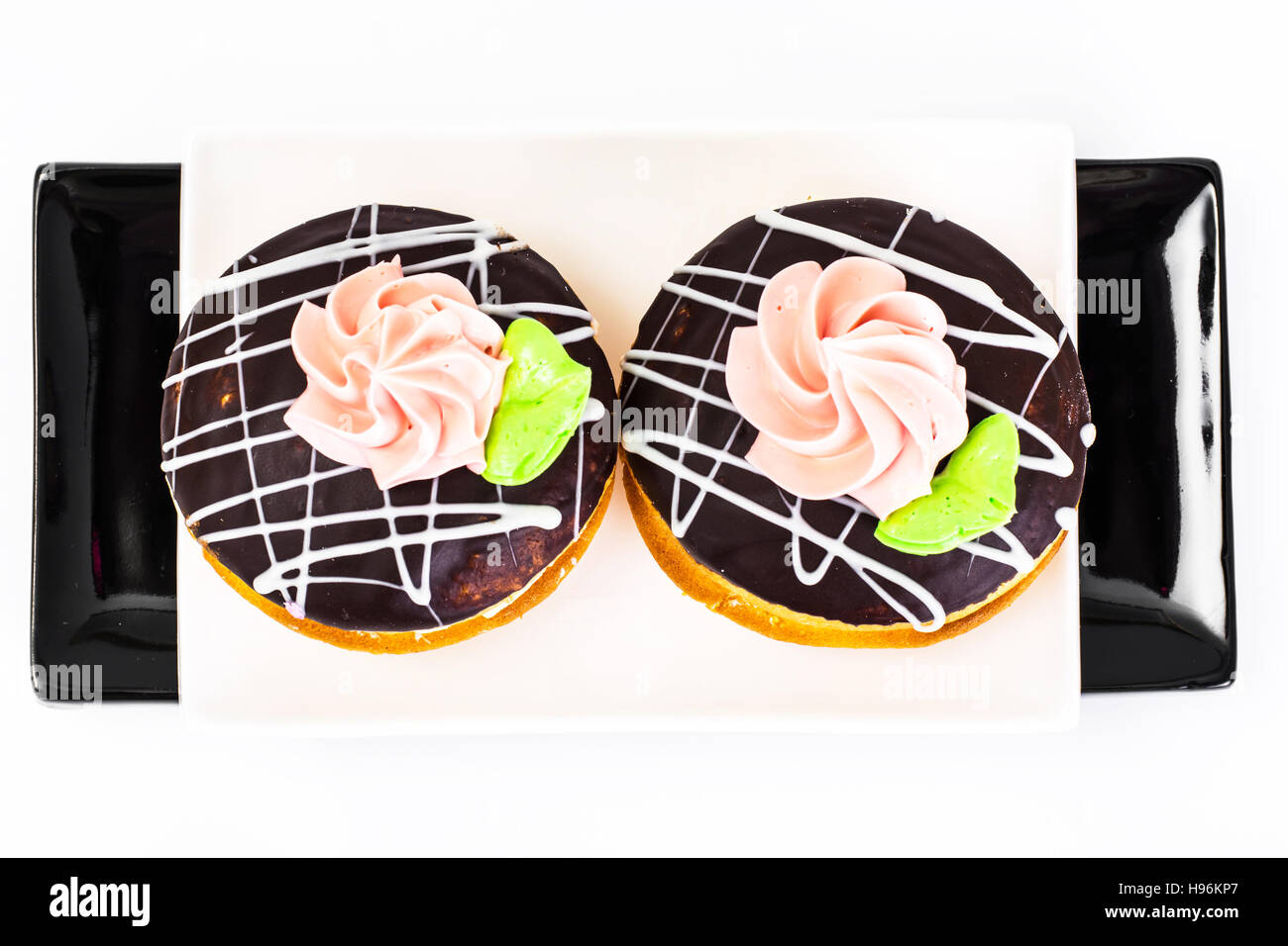 Bunte Kekse Kuchen Busch mit Sahnehäubchen und Creme-Füllung. Studio Photo Stockfoto
