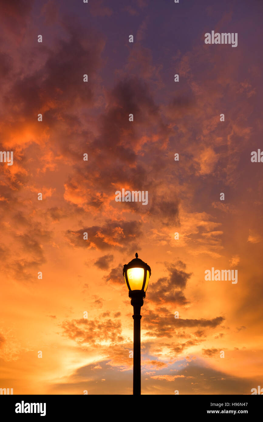 Dramatischen Sonnenuntergang Himmel mit Laterne im Vordergrund Stockfoto