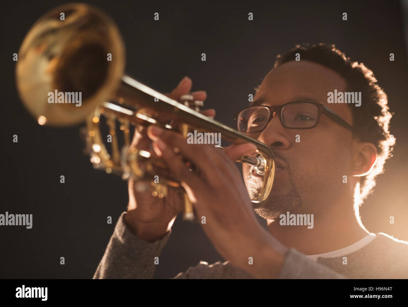 Mitte erwachsener Mann spielt Trompete Stockfoto