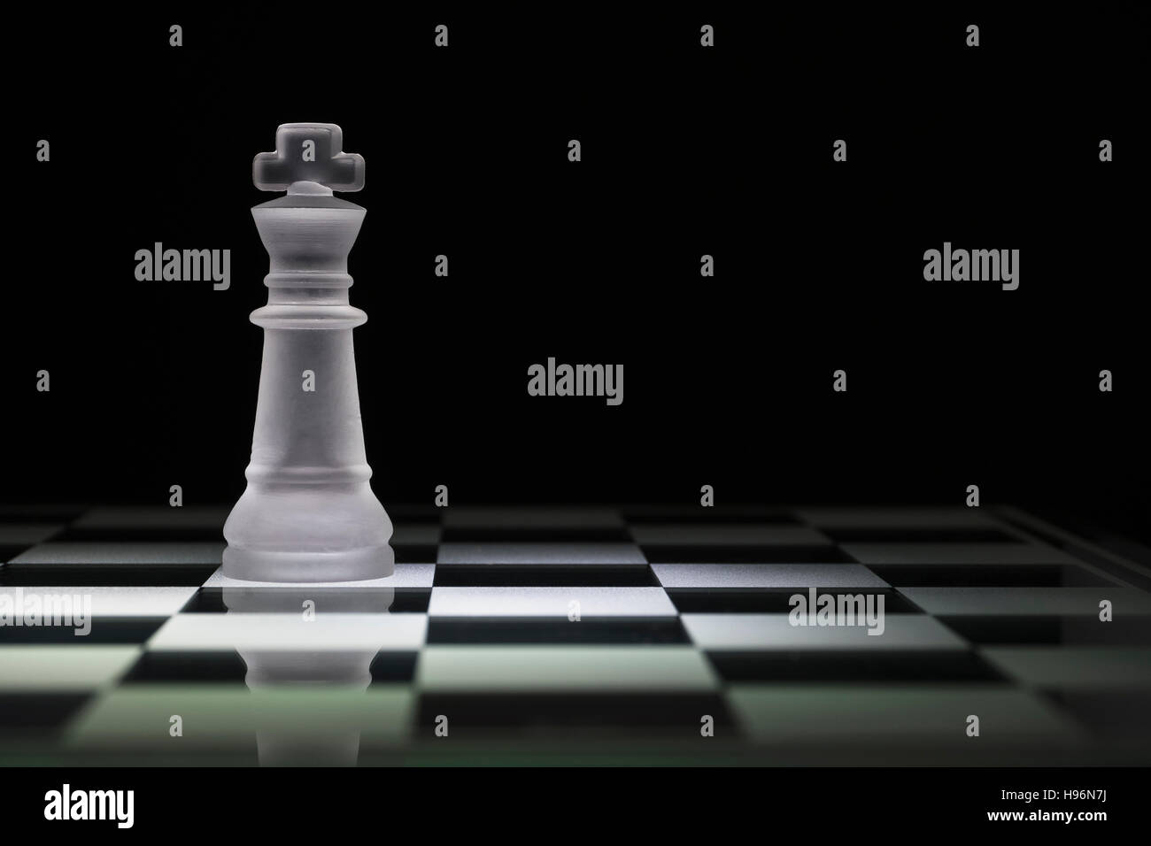 Schachkönig auf Schachbrett Stockfoto