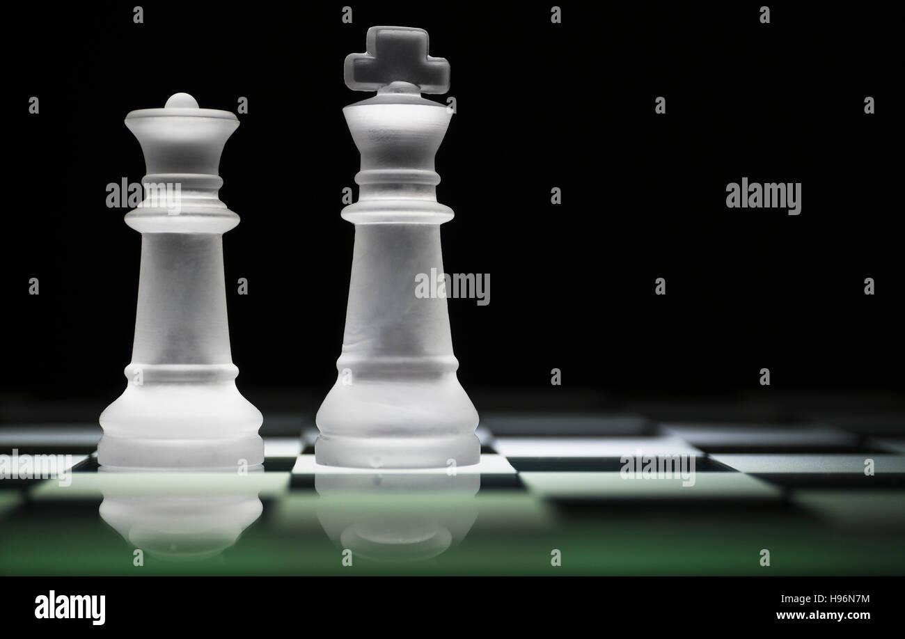Schach Dame und König auf Schachbrett Stockfoto