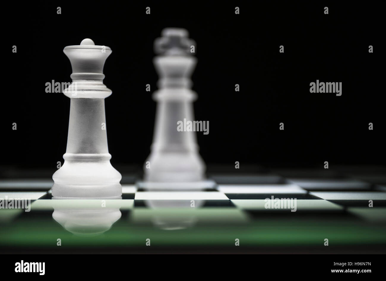 Schach Dame und König auf Schachbrett Stockfoto