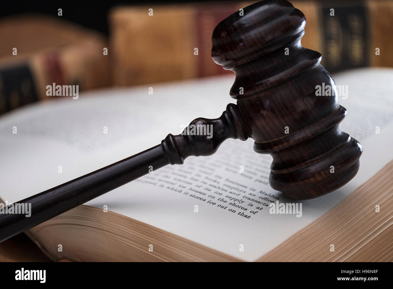 Hammer auf offenen Rechtsbuch Stockfoto