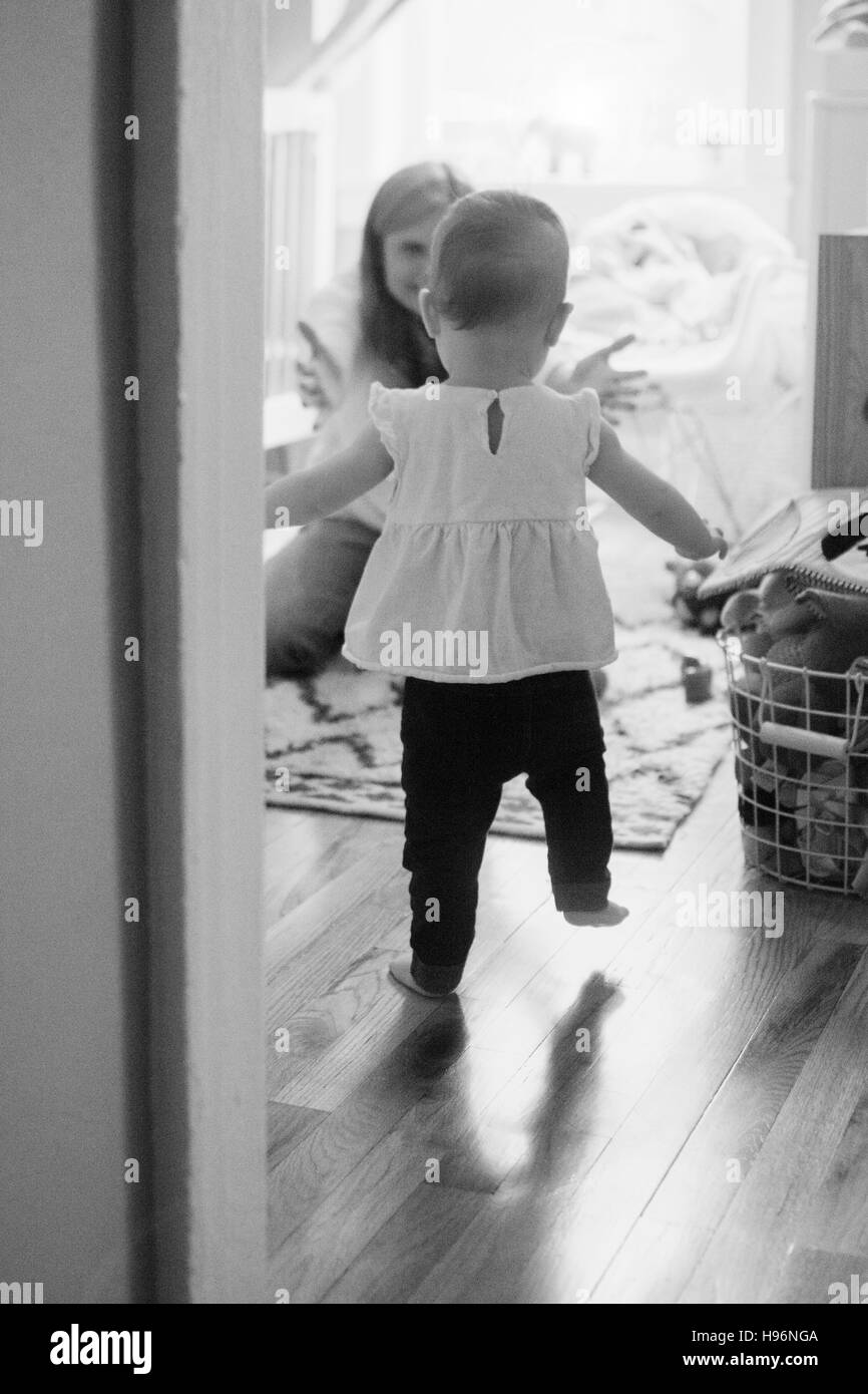 Tochter (18-23 Monate) zu Fuß in Richtung Mutter Stockfoto