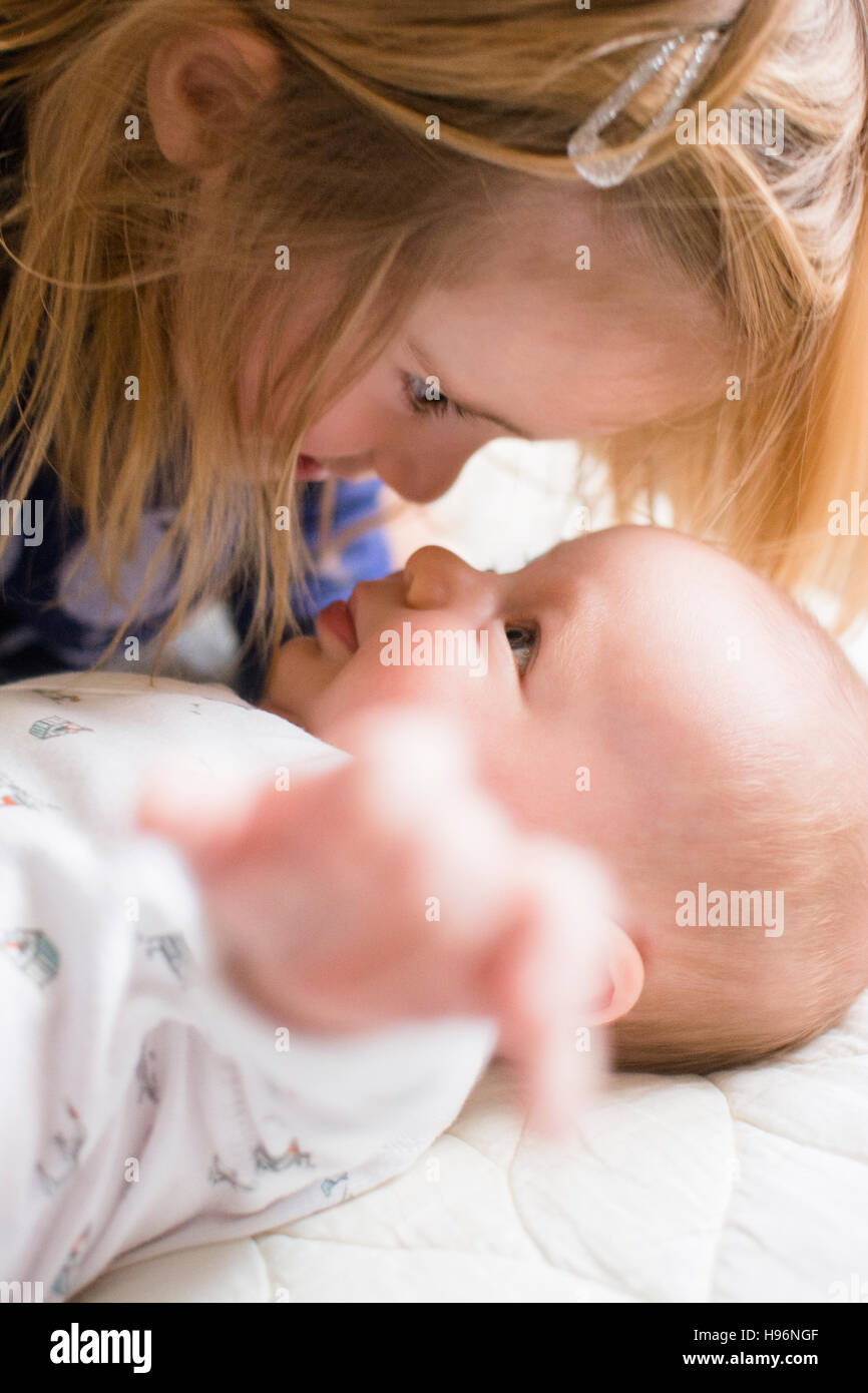 Mädchen (2-3) Angesicht zu Angesicht mit kleinen Bruder (6-11 Monate) Stockfoto Mädchen (2-3) Angesicht zu Angesicht mit kleinen Bruder (6-11 Monate) Stockfoto