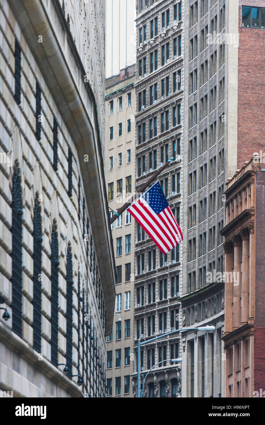 USA, Staat New York, New York City, Manhattan, Wallstreet, amerikanische Flagge zwischen Wolkenkratzern Stockfoto