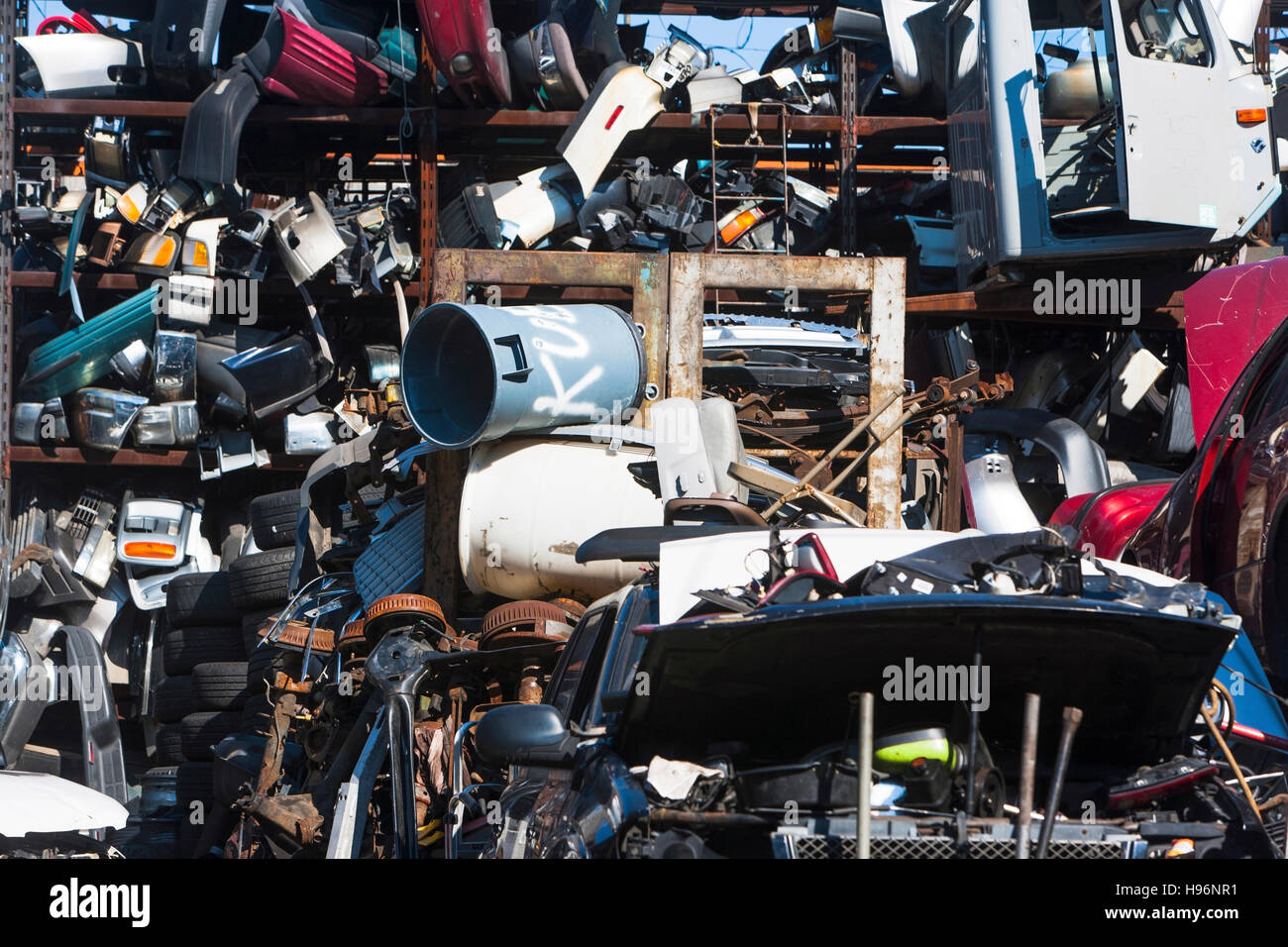 Haufen Schrott auf Schrottplatz Stockfoto