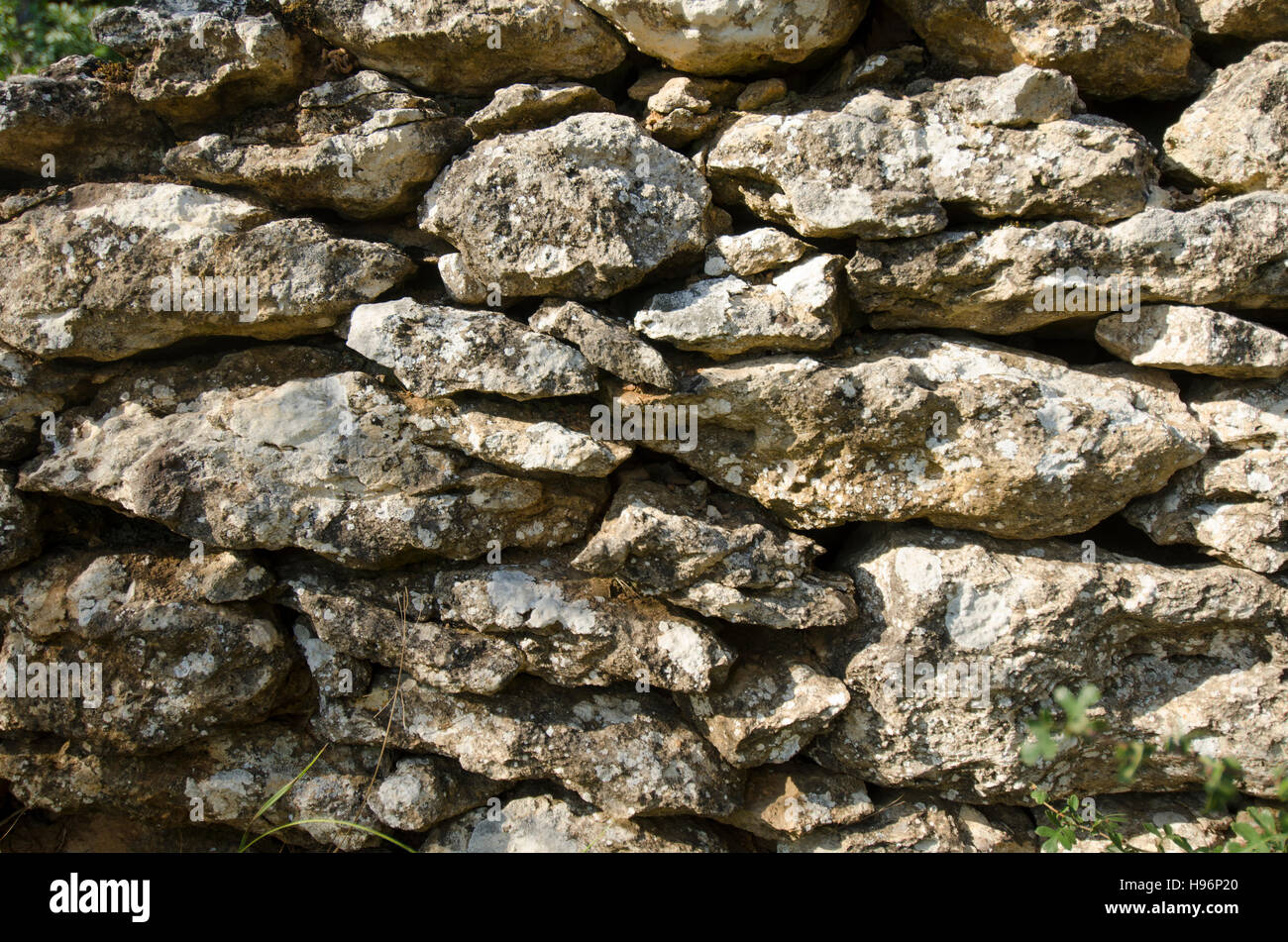Grobe Textur der Steinmauer Stockfoto