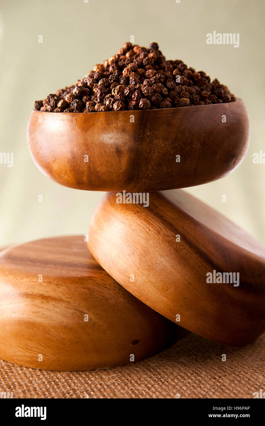 Pfefferkörner in Holzschale Stockfoto