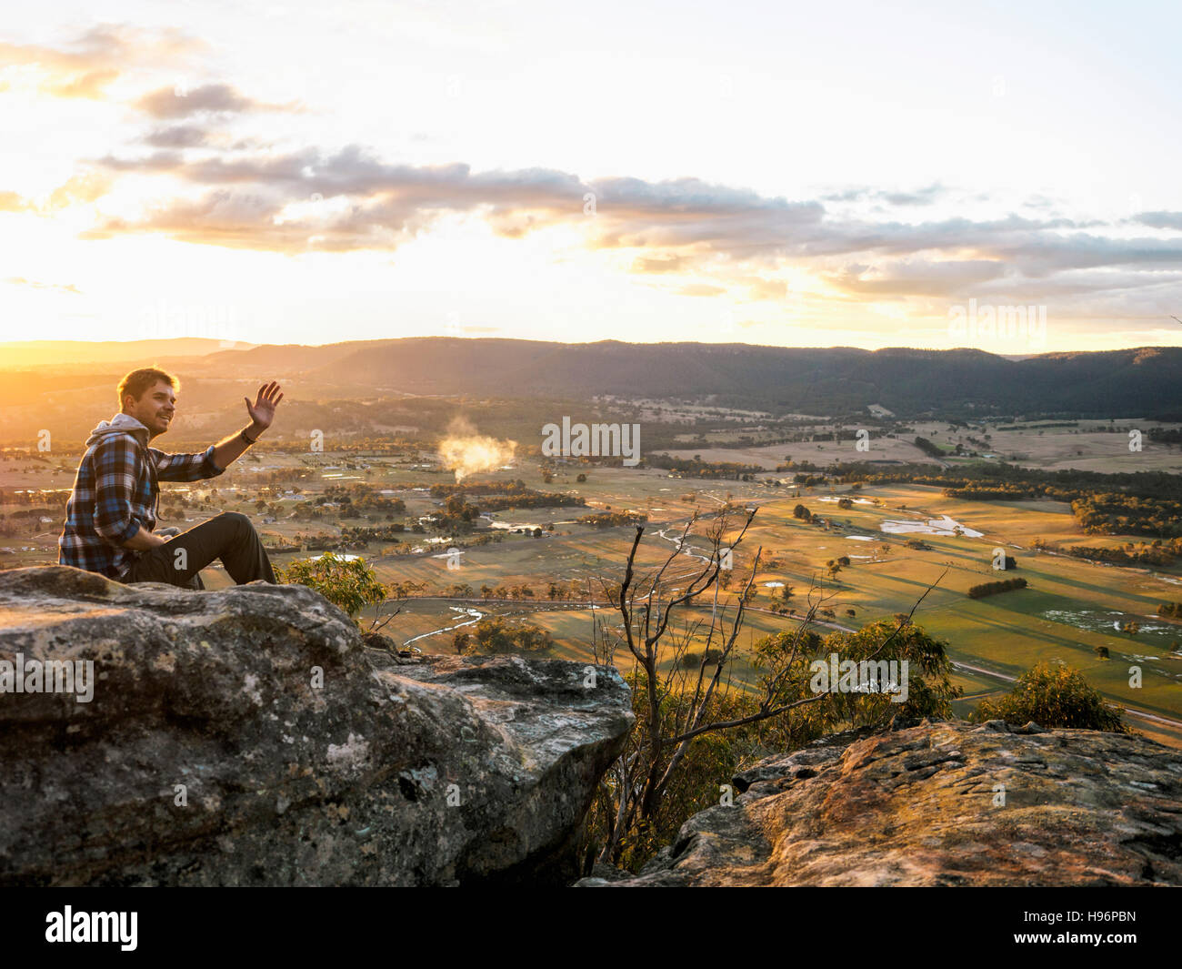 Australien, New South Wales, Mann auf Mount York winken Stockfoto