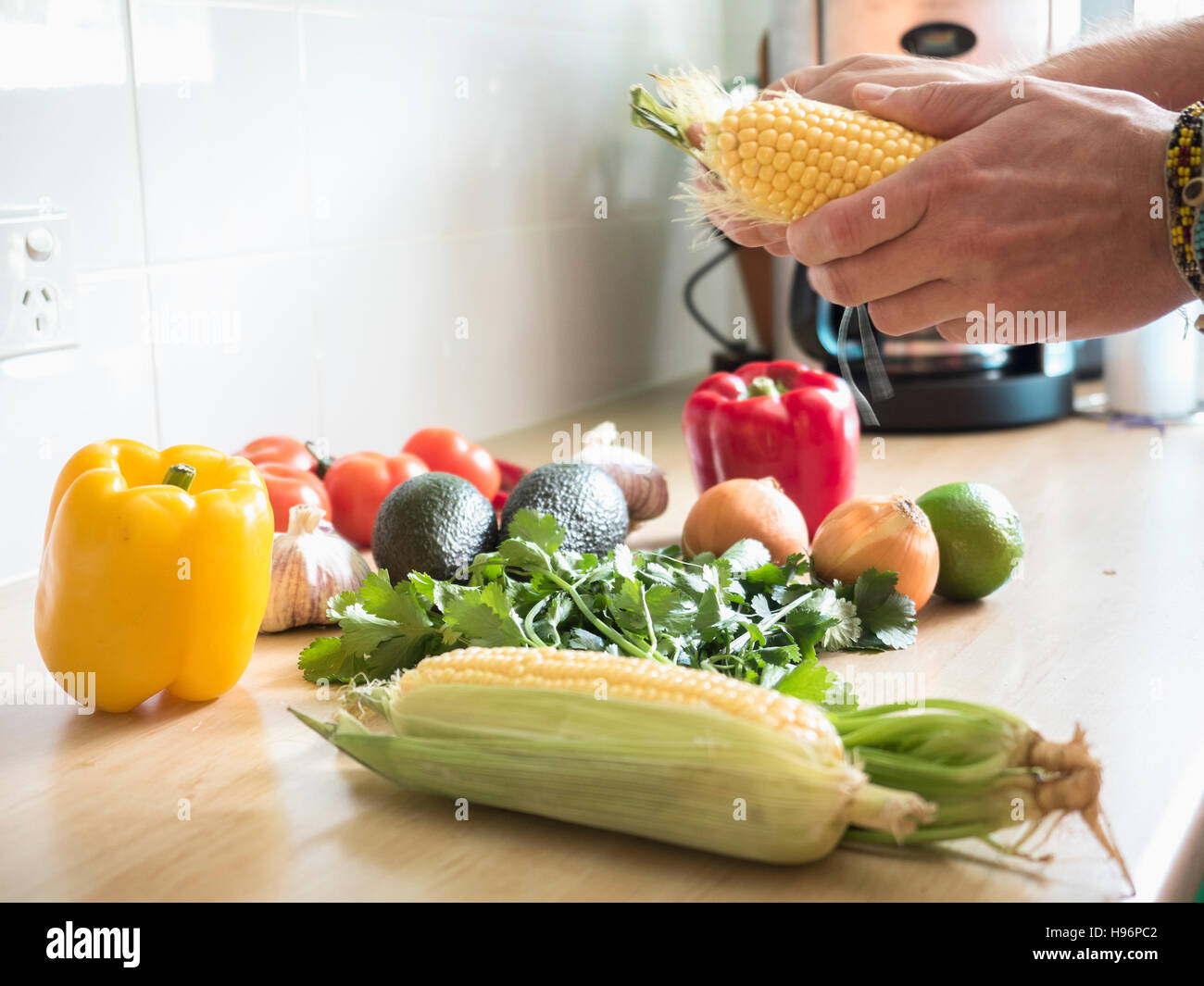 Mais und Gemüse auf Tisch Stockfoto